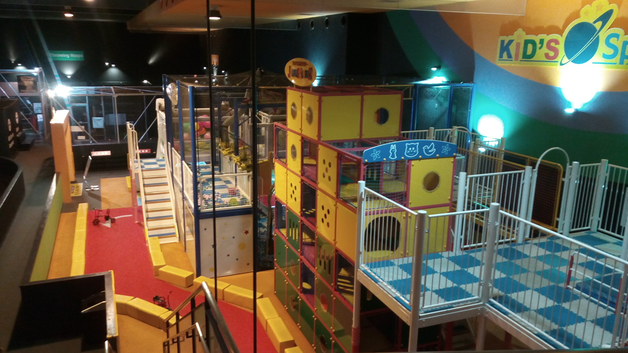 子供の遊び場 入間ラウンドワン キッズスポッチャは大きなグルグル室内滑り台にボールプールや他にも沢山の遊びが楽しめる 子供の遊び場情報サイトキッズサイト