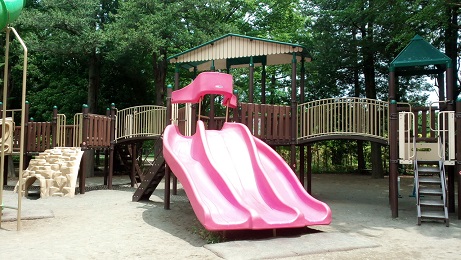 ピンクの大きな滑り台