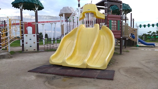 黄色の滑り台