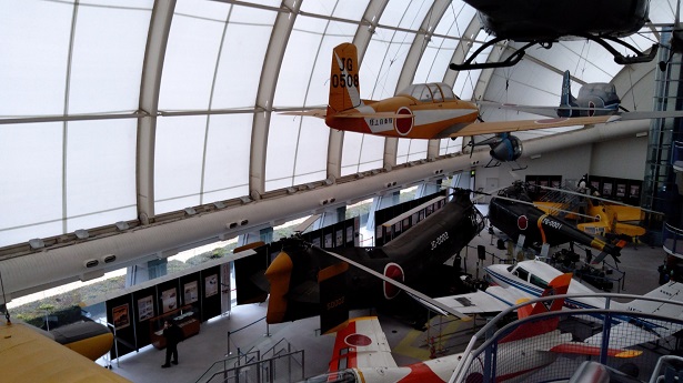 ２階から見る飛行機の展示